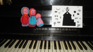 3 baboesjka's op de piano